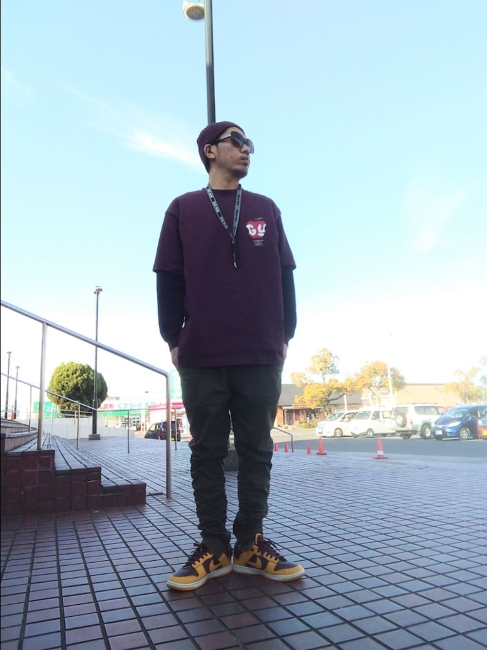 ブラウン系のTシャツ/カットソー、ブラック系のTシャツ/カットソー、グリーン系のパンツを着用したメンズの春コーディネートの2枚目の写真