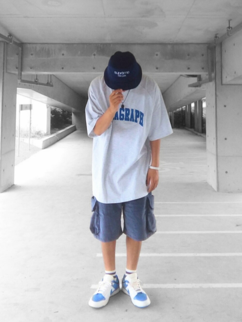 グレー系のTシャツ/カットソー、ブルー系のその他パンツ、ブルー系のスニーカーを着用したメンズの夏コーディネートの2枚目の写真