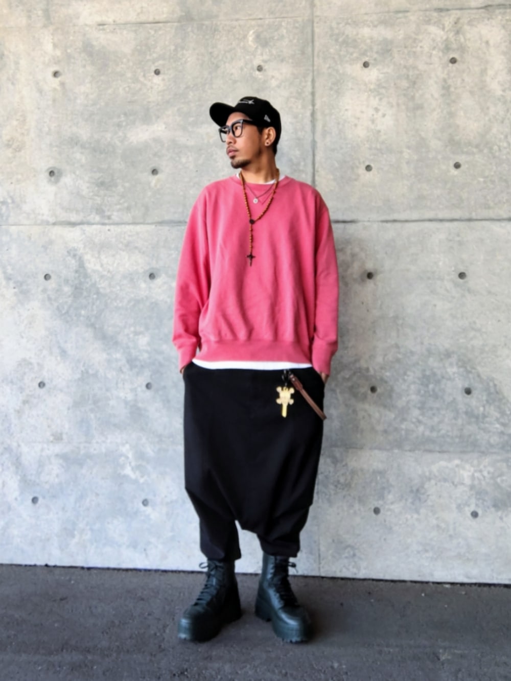 ピンク系のスウェット、ブラック系のその他パンツ、グリーン系のスニーカーを着用したメンズの春コーディネートの2枚目の写真