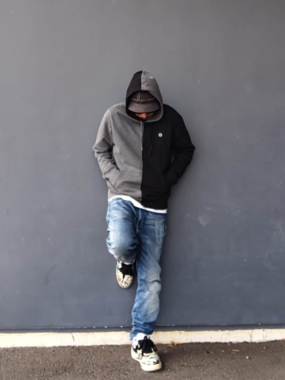 ブラック系のパーカー、ホワイト系のTシャツ/カットソー、ホワイト系のスニーカーを着用したメンズの秋コーディネートの2枚目の写真