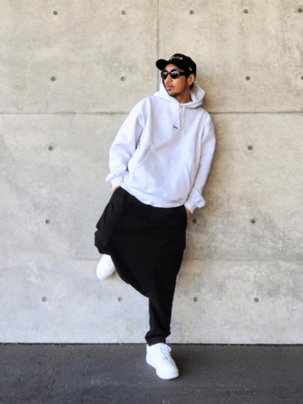 グレー系のパーカー、ブラック系のその他パンツ、ホワイト系のスニーカーを着用したメンズの冬コーディネートの3枚目の写真