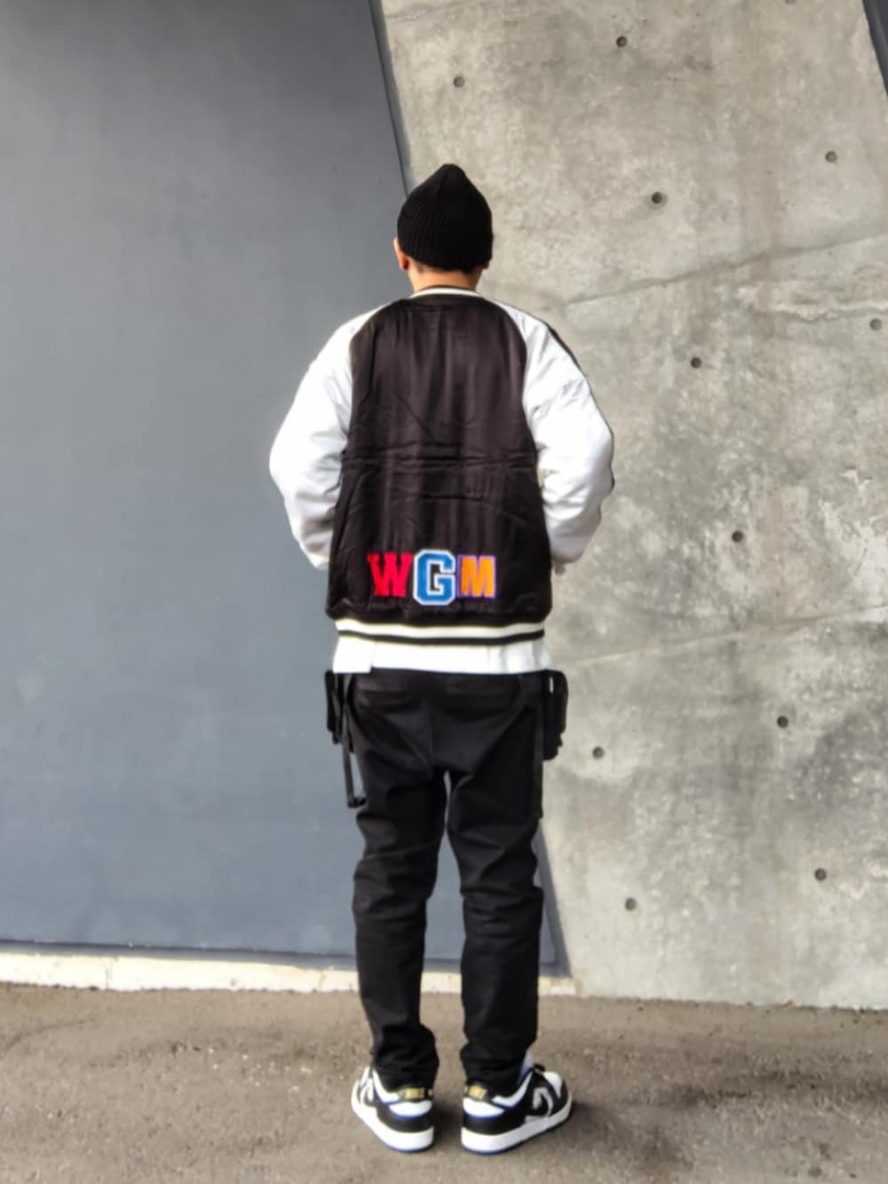 ブラック系のスカジャン、ホワイト系のTシャツ/カットソー、ブラック系のその他パンツを着用したメンズの春コーディネートの3枚目の写真