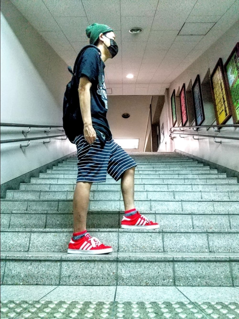 ブラック系のTシャツ/カットソー、ブラック系のバックパック/リュック、その他のその他パンツを着用したメンズの夏コーディネートの3枚目の写真