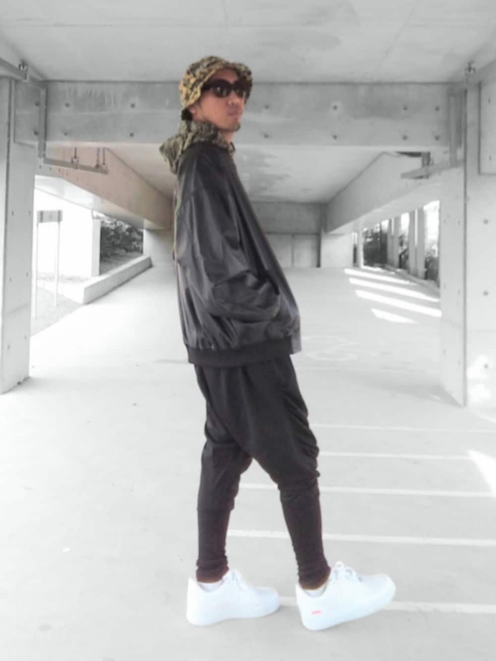 その他のパーカー、ブラック系のジャケット/アウター、ブラック系のその他パンツを着用したメンズの春コーディネートの2枚目の写真