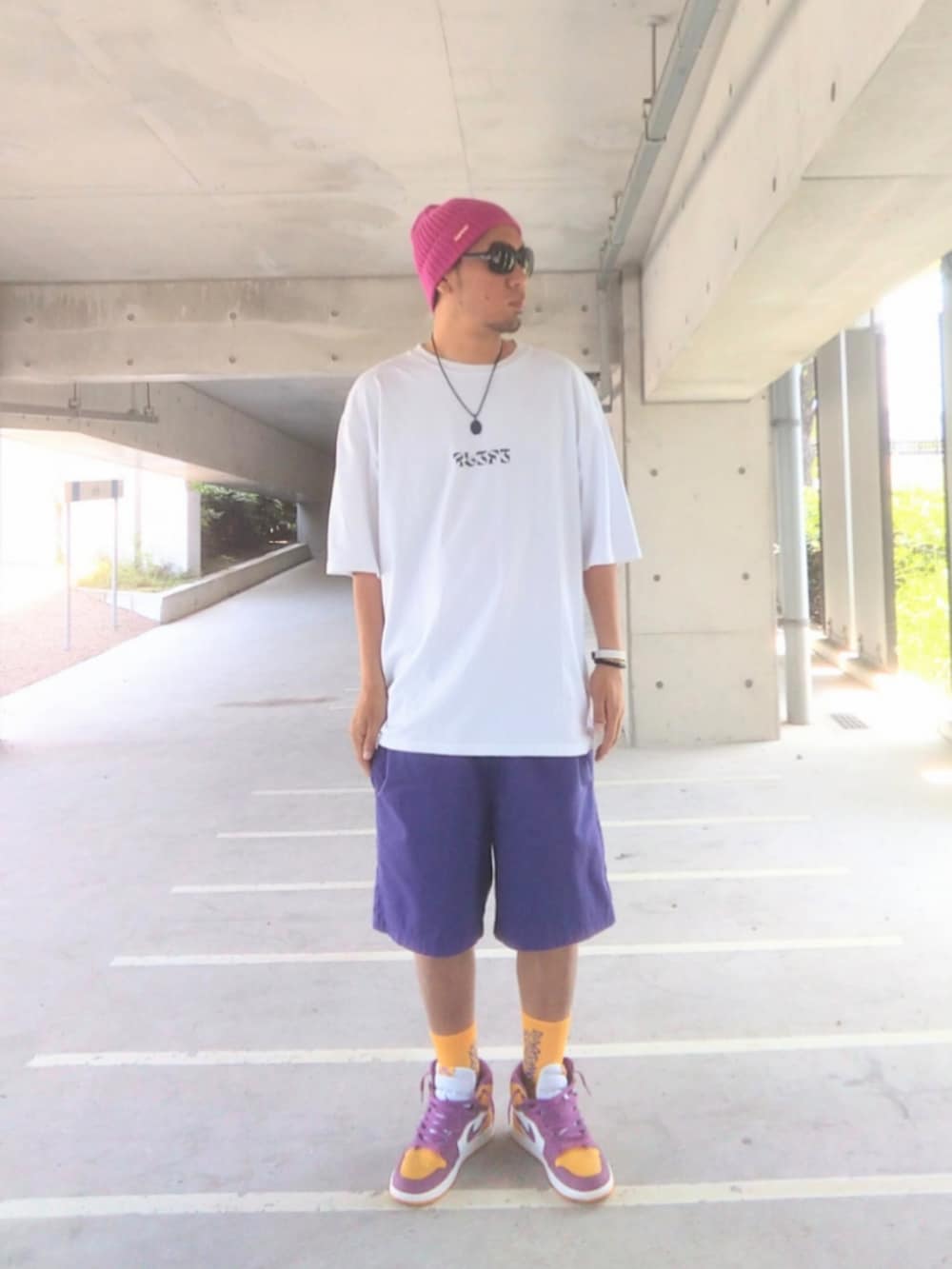 ホワイト系のTシャツ/カットソー、パープル系のその他パンツ、イエロー系のスニーカーを着用したメンズの夏コーディネートの2枚目の写真