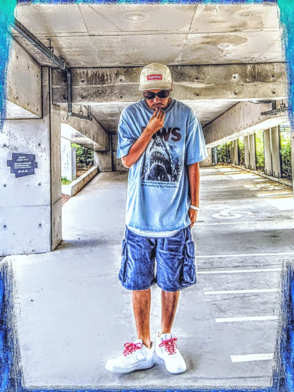 ブルー系のTシャツ/カットソー、ホワイト系のタンクトップ、ブルー系のその他パンツを着用したメンズの秋コーディネートの3枚目の写真