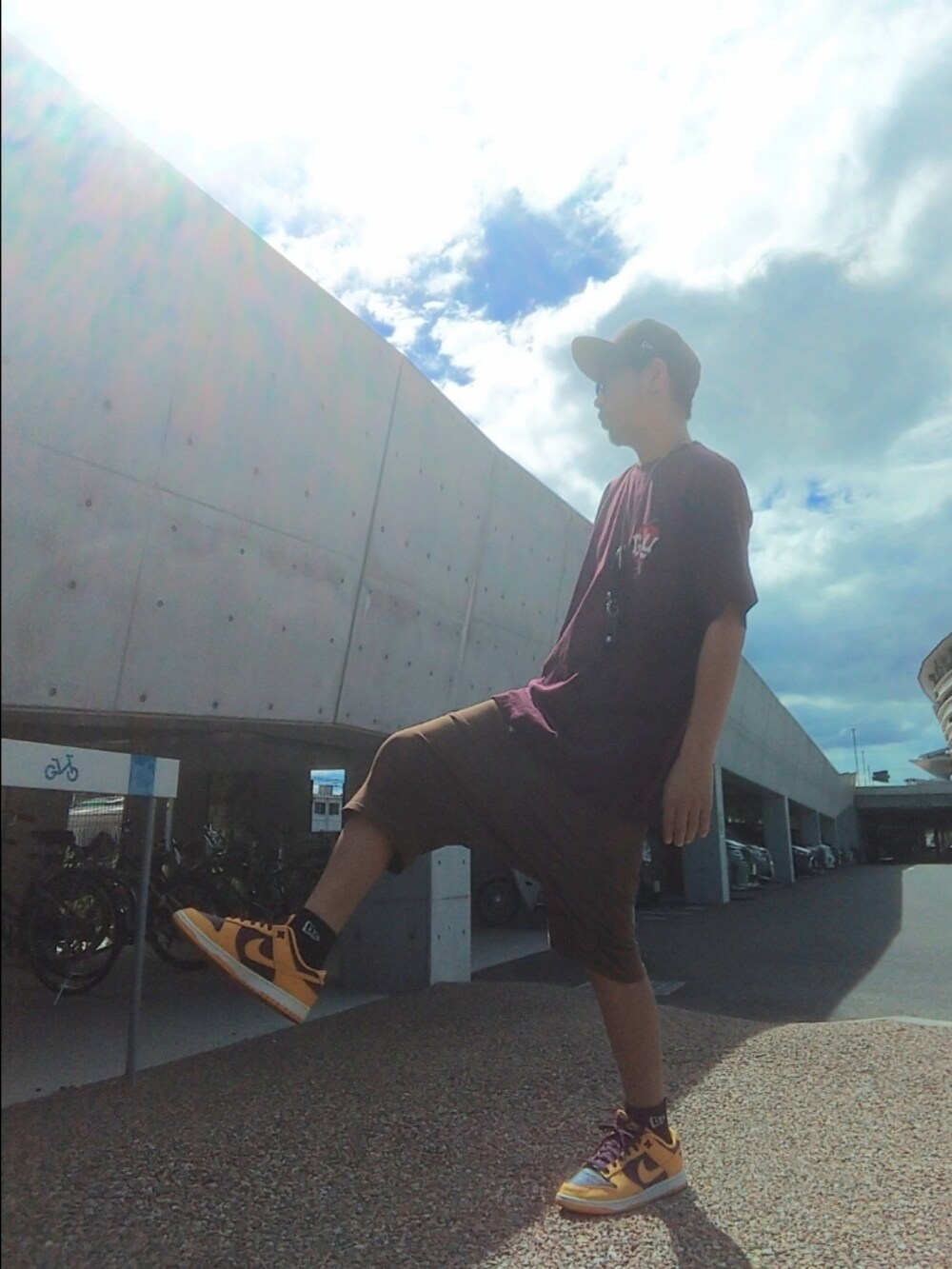 ブラウン系のTシャツ/カットソー、ブラウン系のその他パンツ、イエロー系のスニーカーを着用したメンズの秋コーディネートの2枚目の写真