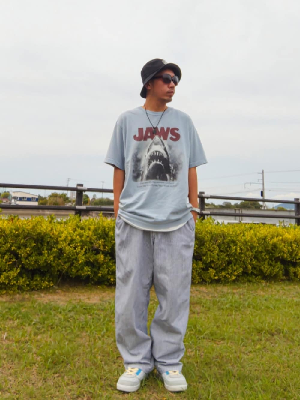 ブルー系のTシャツ/カットソー、ホワイト系のタンクトップ、ホワイト系のその他パンツを着用したメンズの秋コーディネートの2枚目の写真