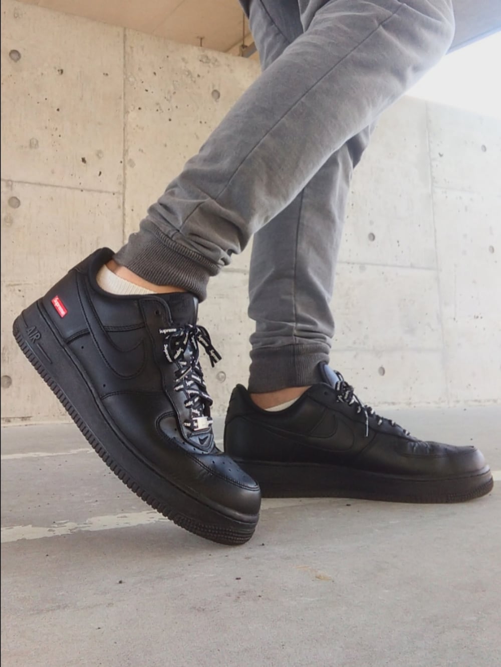 ブルー系のシャツ/ブラウス、ブラック系のTシャツ/カットソー、グレー系のその他パンツを着用したメンズの冬コーディネートの3枚目の写真