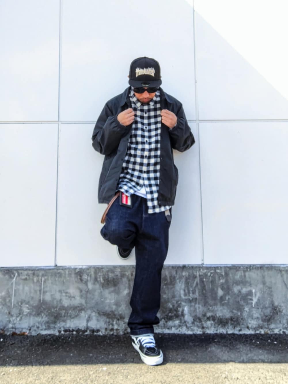 ブラック系のナイロンジャケット、その他のシャツ/ブラウス、ブルー系のデニムパンツを着用したメンズの冬コーディネートの3枚目の写真