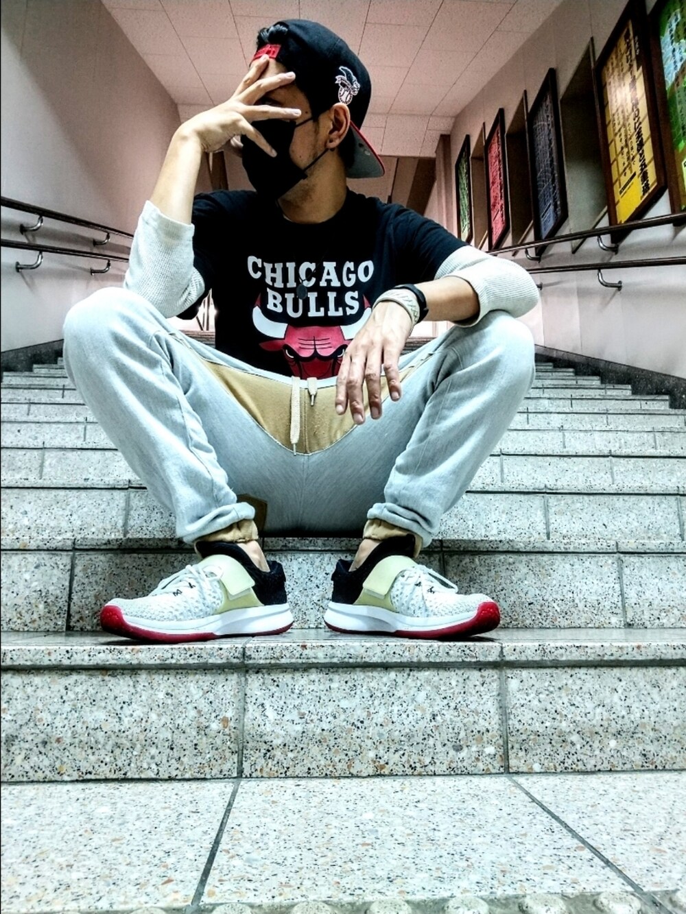 ブラック系のTシャツ/カットソー、グレー系のスウェットパンツ、ホワイト系のスニーカーを着用したメンズの夏コーディネートの3枚目の写真