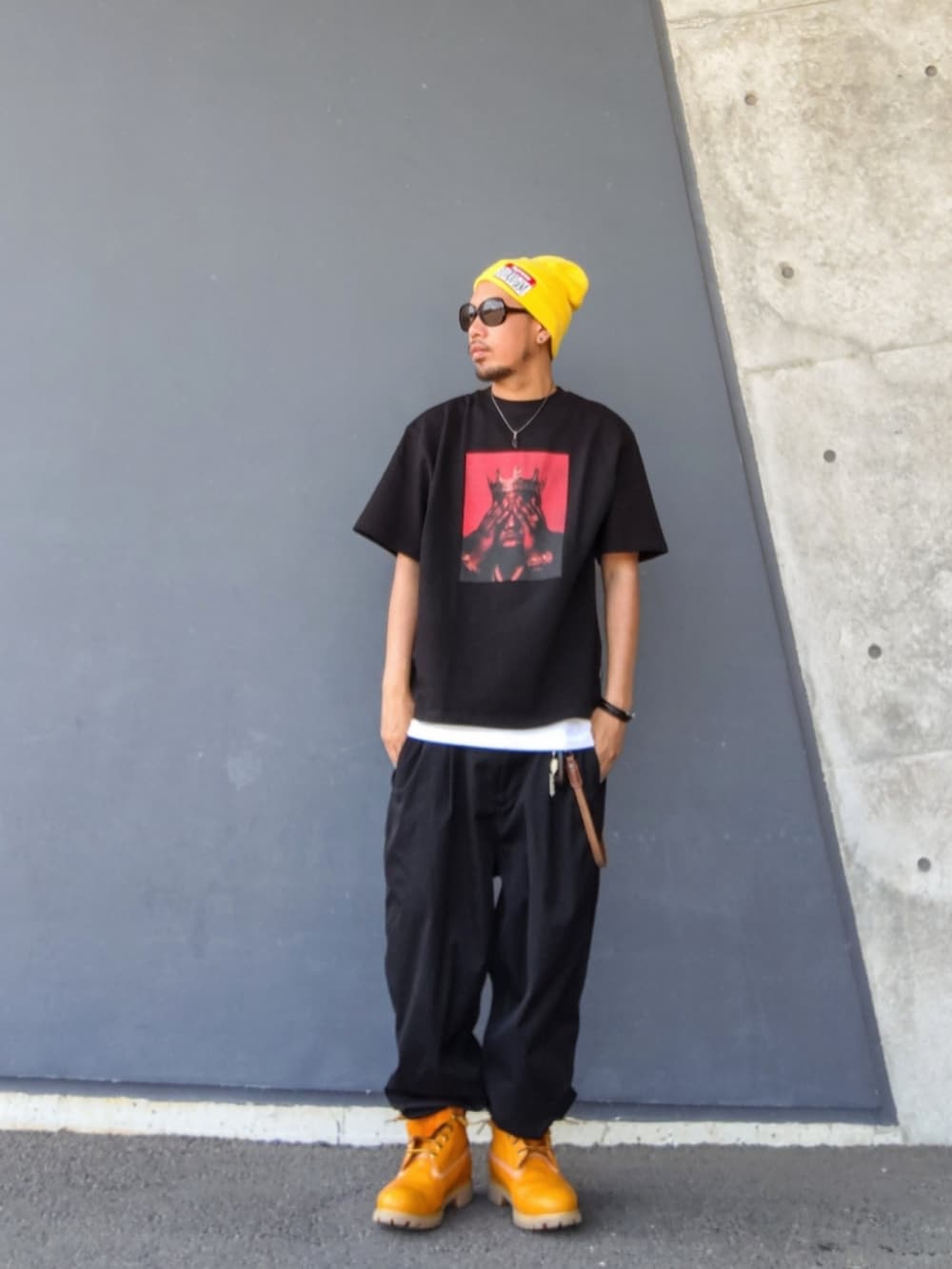 ブラック系のTシャツ/カットソー、ホワイト系のタンクトップ、ブラック系のその他パンツを着用したメンズの夏コーディネートの2枚目の写真