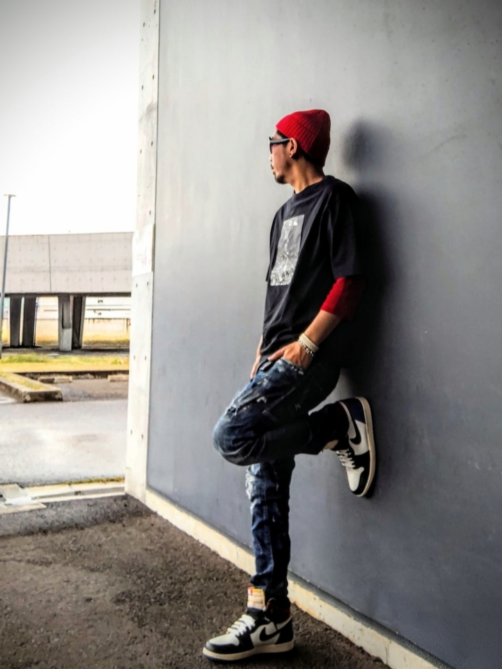 ブラック系のTシャツ/カットソー、ブルー系のデニムパンツ、その他のスニーカーを着用したメンズの春コーディネートの2枚目の写真