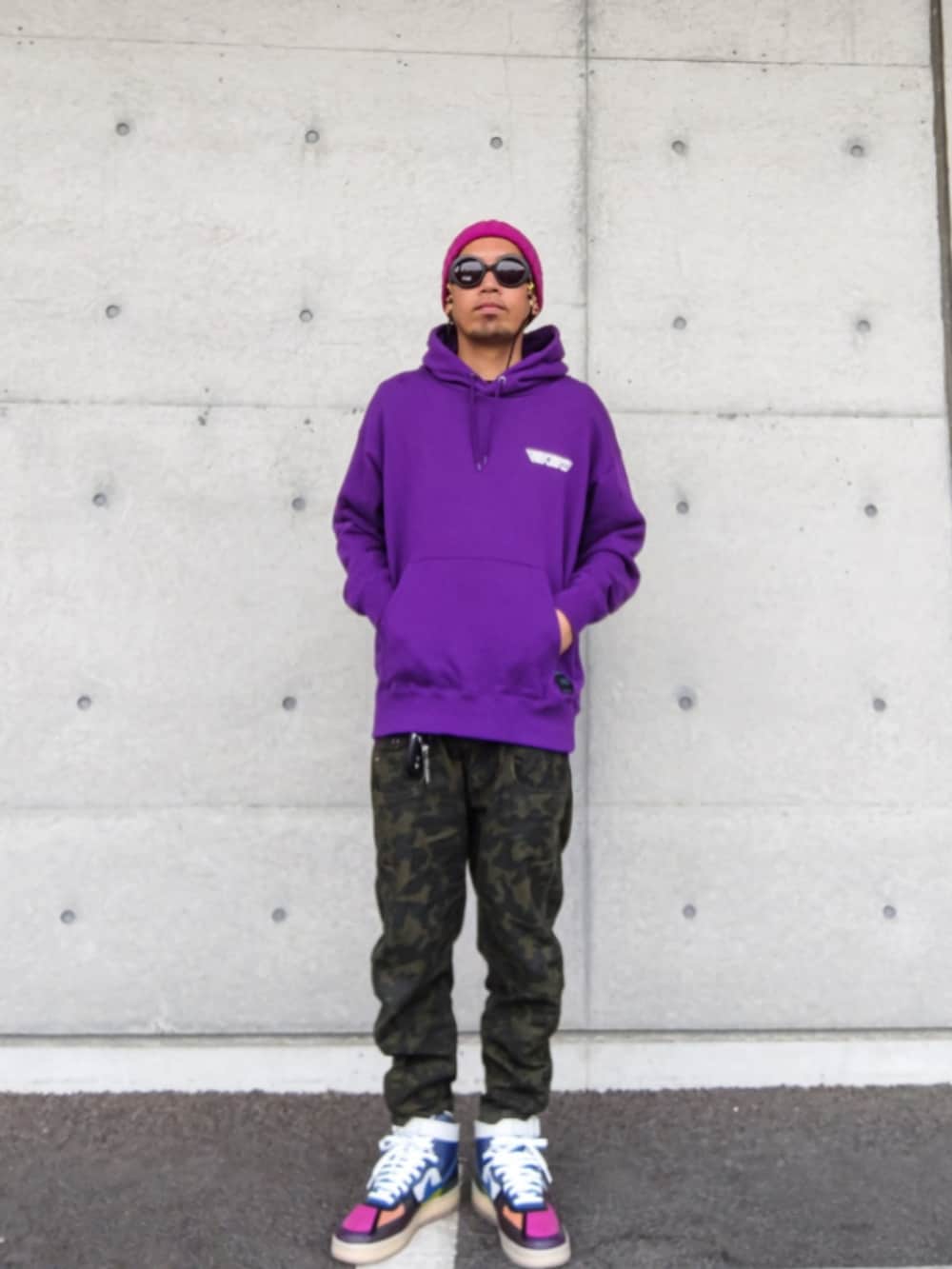 パープル系のパーカー、その他のパンツ、ブルー系のスニーカーを着用したメンズの秋コーディネートの2枚目の写真