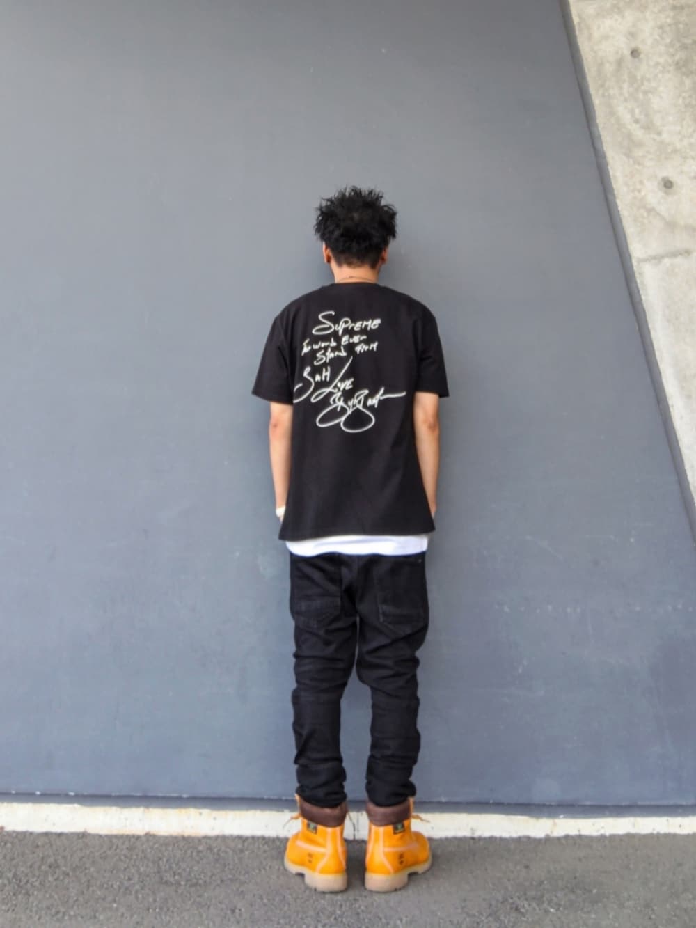 ブラック系のTシャツ/カットソー、ホワイト系のタンクトップ、ブラック系のデニムパンツを着用したメンズの夏コーディネートの2枚目の写真