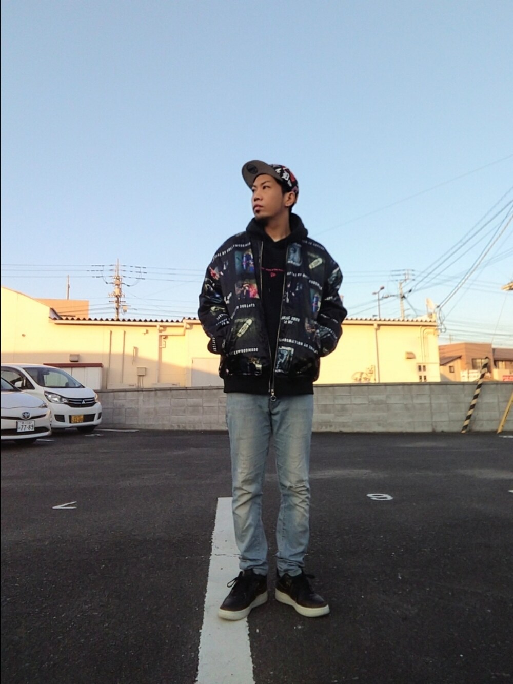 その他のブルゾン、ブラック系のパーカー、ブルー系のデニムパンツを着用したメンズの冬コーディネートの3枚目の写真