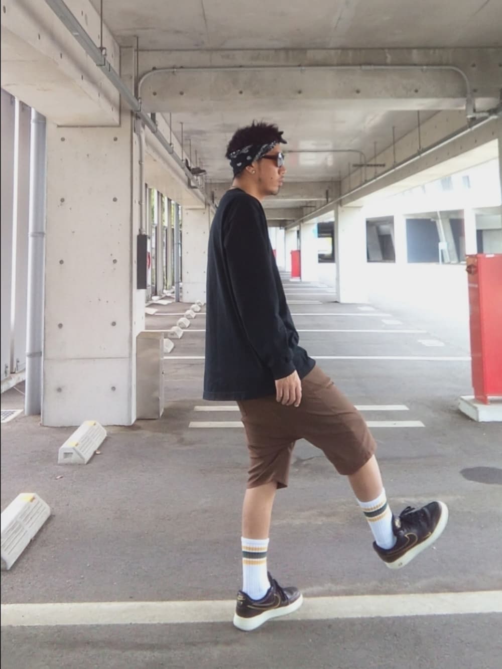 「ストリート、UNIQLO、Dime、ラスティックダイム、サルエルショーツ、靴下オタク、バンダナ、サングラス、ピアス、NIKE、エアフォースワン、春夏コーデ、西海岸、チカーノ」｜「UNIQLOのクルーネックT（長袖）（Tシャツ/カットソー、ブラック系）」を使った、hasshi(ハッシー)さん（メンズ・172cm）の夏コーディネートの2枚目の写真
