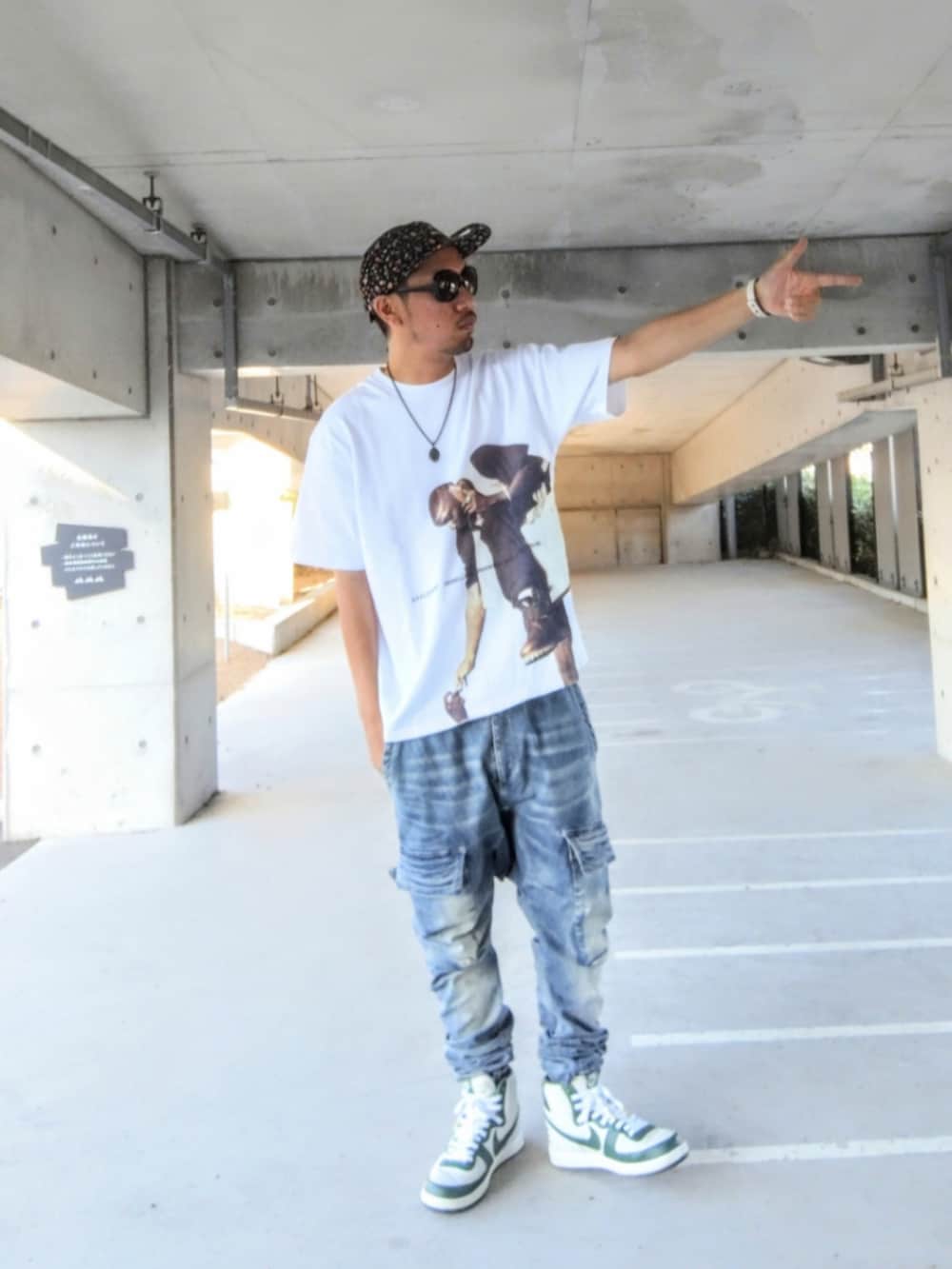 ホワイト系のTシャツ/カットソー、ブルー系のデニムパンツ、ホワイト系のスニーカーを着用したメンズの夏コーディネートの2枚目の写真