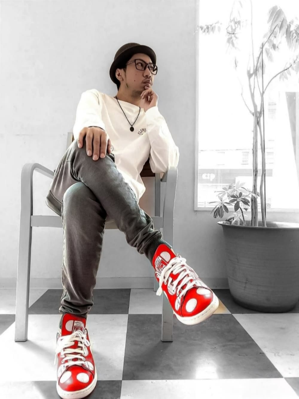 ブラック系のTシャツ/カットソー、ホワイト系のタンクトップ、ブラック系のチノパンツを着用したメンズの秋コーディネートの5枚目の写真