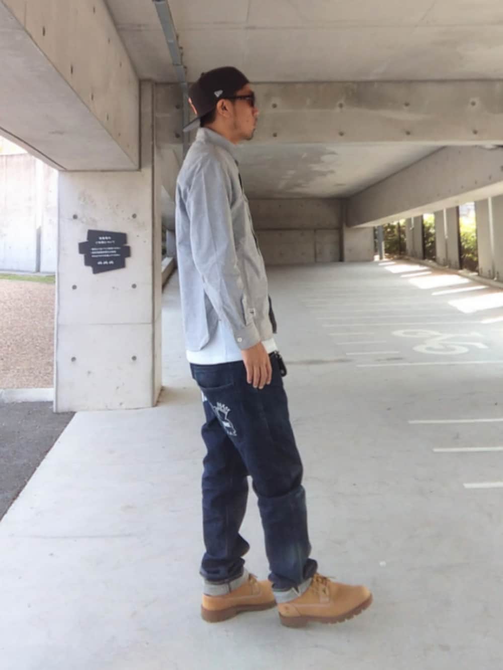 グレー系のシャツ/ブラウス、ホワイト系のタンクトップ、ブルー系のデニムパンツを着用したメンズの春コーディネートの3枚目の写真