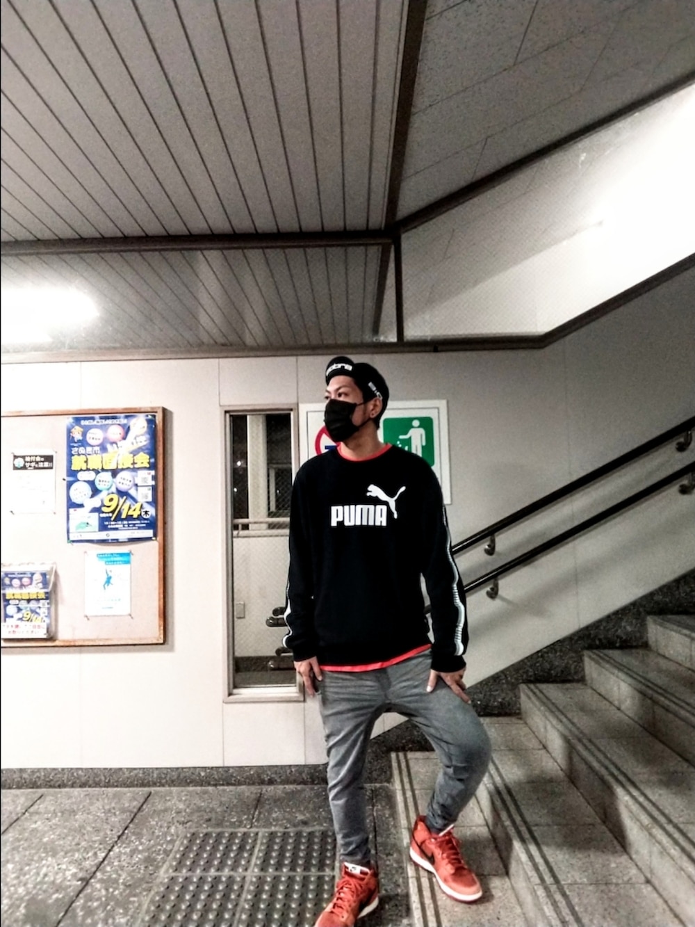 ブラック系のスウェット、オレンジ系のTシャツ/カットソー、オレンジ系のスニーカーを着用したメンズの秋コーディネートの3枚目の写真