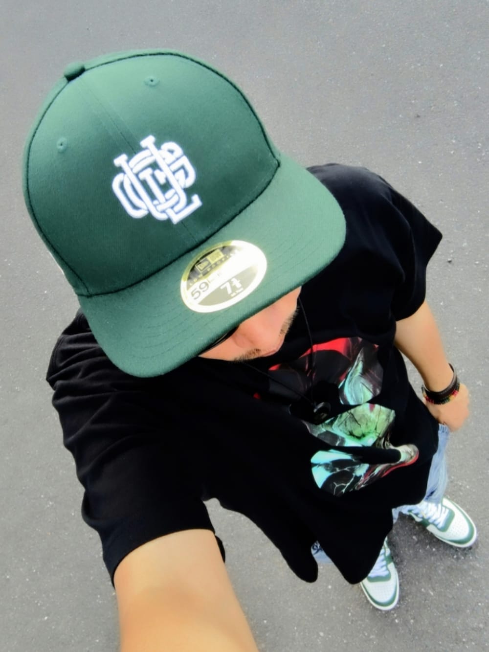 ブラック系のTシャツ/カットソー、ブルー系のデニムパンツ、ホワイト系のスニーカーを着用したメンズの夏コーディネートの2枚目の写真