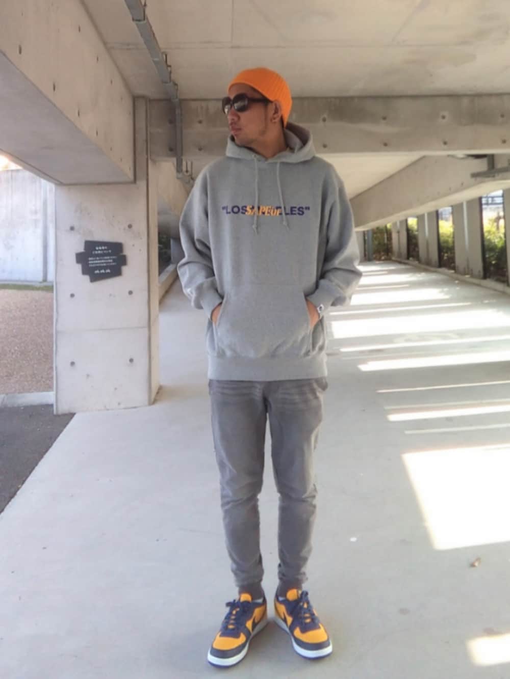 グレー系のパーカー、グレー系のその他パンツ、イエロー系のスニーカーを着用したメンズの冬コーディネートの2枚目の写真