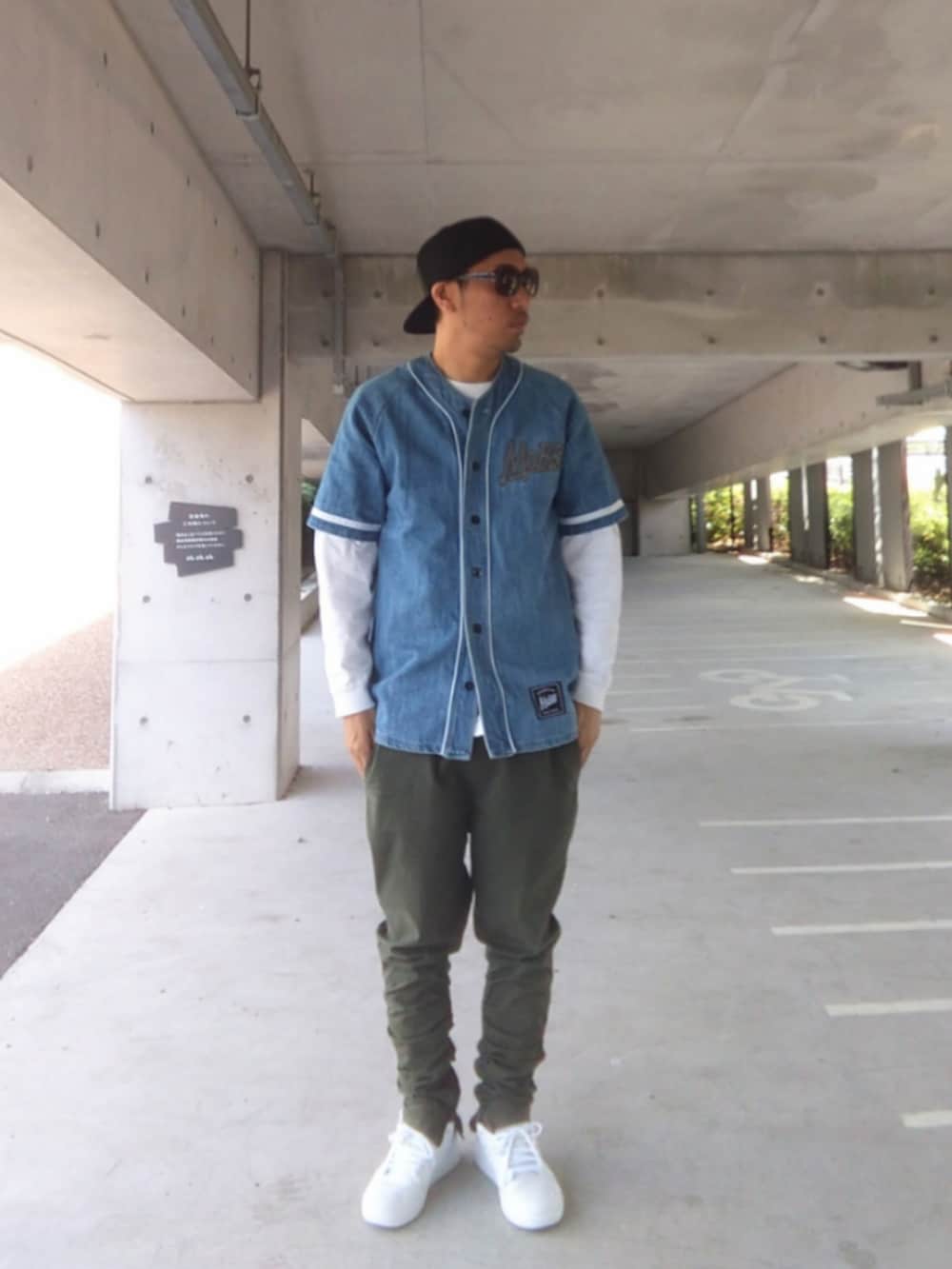 「ストリート、ベースボールシャツ、ベースボールキャップ、NEW ERA、キャップ後ろかぶり、H&M、レイヤード、デニム、Jordan、NIKE、イチロー、サングラス、最近のいい感じコーデ、MOBB」｜「NEW ERAのアイテム（キャップ、ブラック系）」を使った、hasshi(ハッシー)さん（メンズ・172cm）の春コーディネートの2枚目の写真