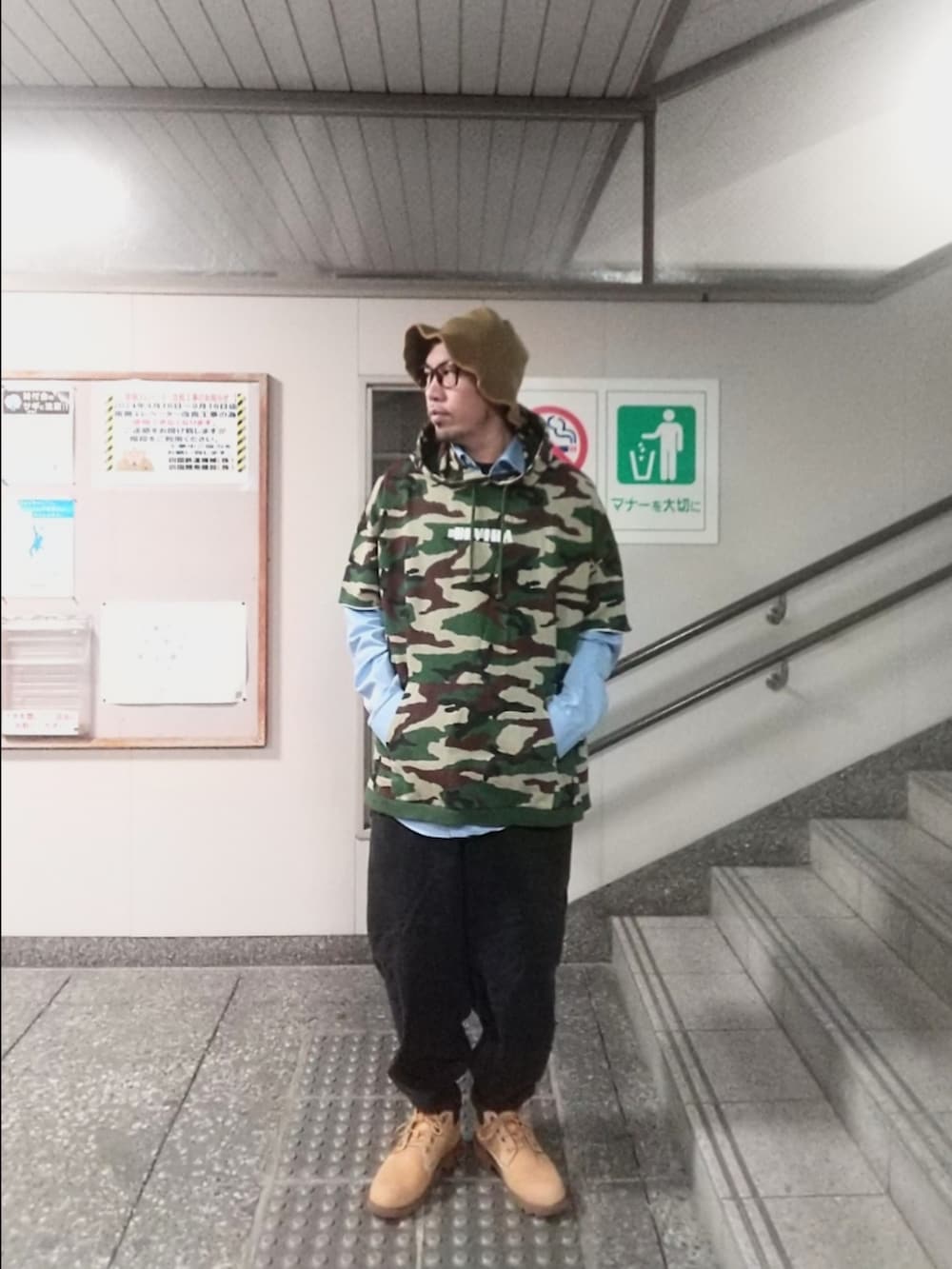 その他のパーカー、ブルー系のシャツ/ブラウス、ブラック系のデニムパンツを着用したメンズの春コーディネートの3枚目の写真