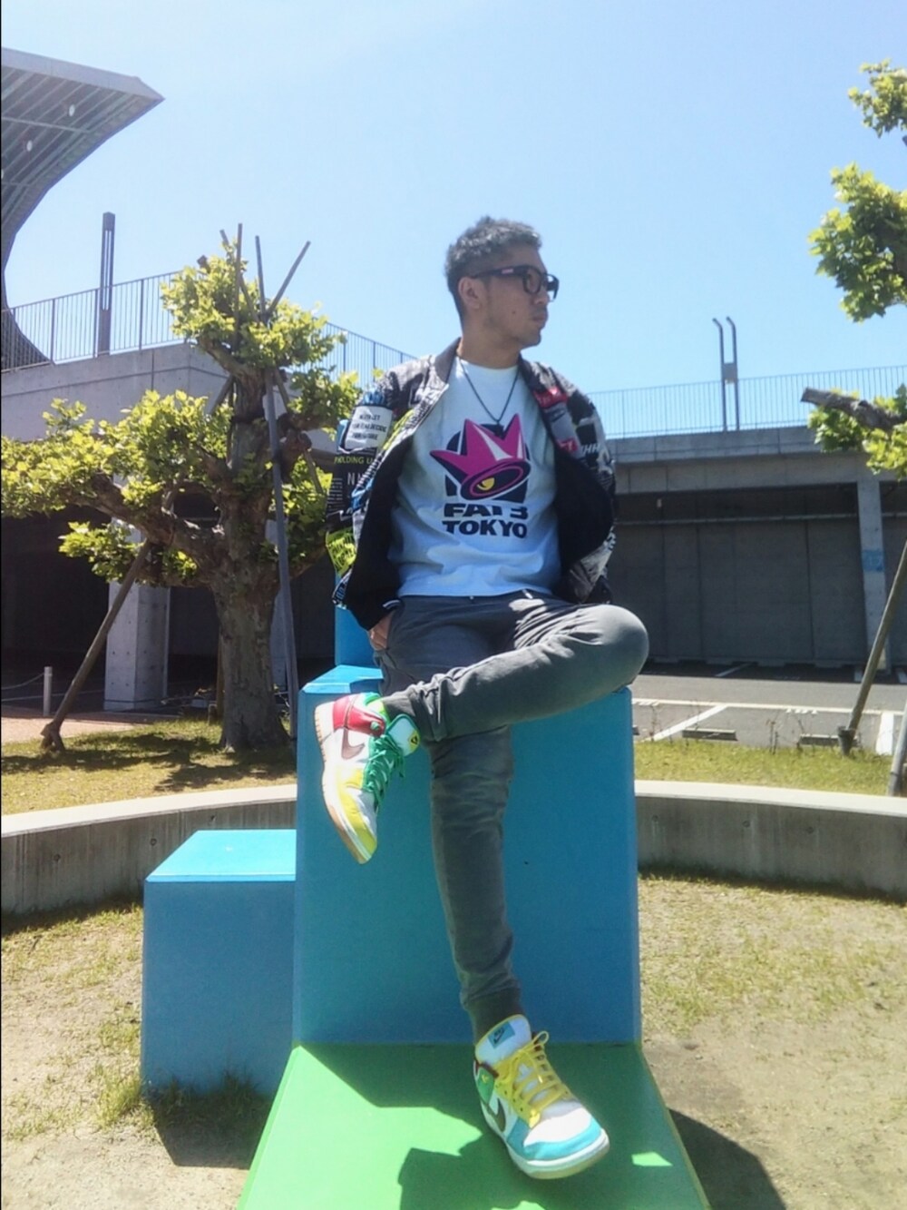 その他のスニーカー、その他のブルゾン、ホワイト系のTシャツ/カットソーを着用したメンズの春コーディネートの2枚目の写真