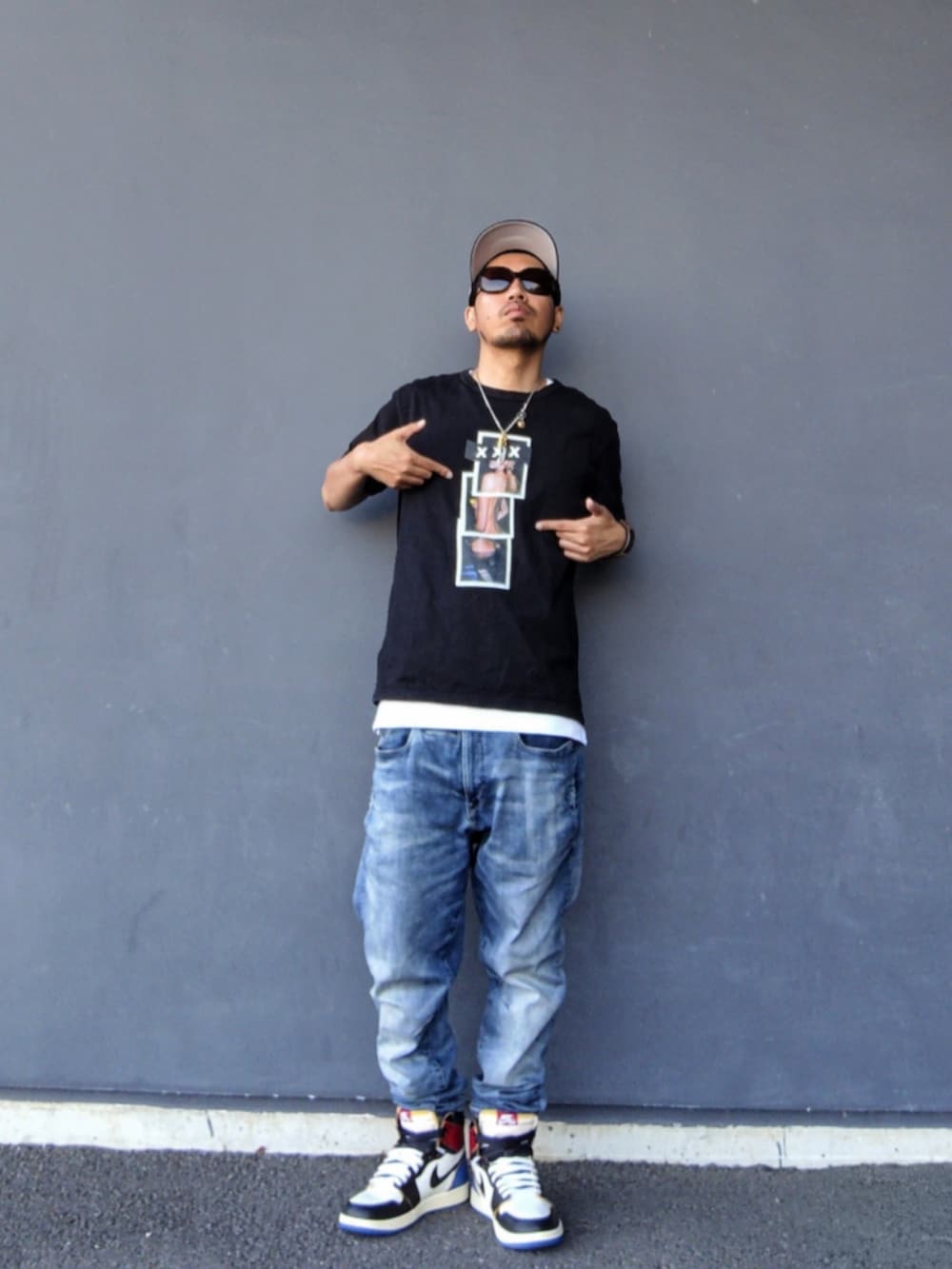 ブラック系のTシャツ/カットソー、ホワイト系のタンクトップ、ブルー系のデニムパンツを着用したメンズの夏コーディネートの2枚目の写真