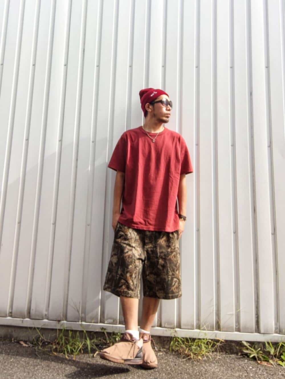 ブラウン系のTシャツ/カットソー、ブラウン系のその他パンツ、ブラウン系のスニーカーを着用したメンズの秋コーディネートの2枚目の写真