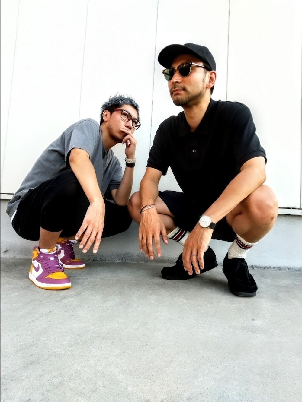 グレー系のTシャツ/カットソー、ブラック系のその他パンツ、イエロー系のスニーカーを着用したメンズの夏コーディネートの4枚目の写真