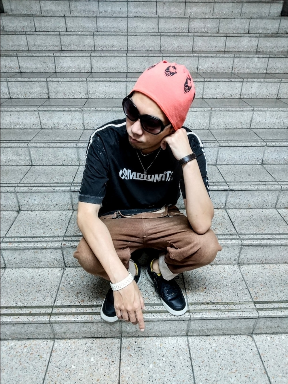 ブラック系のTシャツ/カットソー、ブラウン系のサロペット/オーバーオール、ブラック系のスニーカーを着用したメンズの夏コーディネートの2枚目の写真