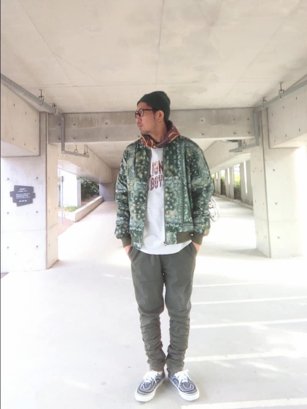 その他のパーカー、グリーン系のジャケット/アウター、グリーン系のパンツを着用したメンズの冬コーディネートの2枚目の写真