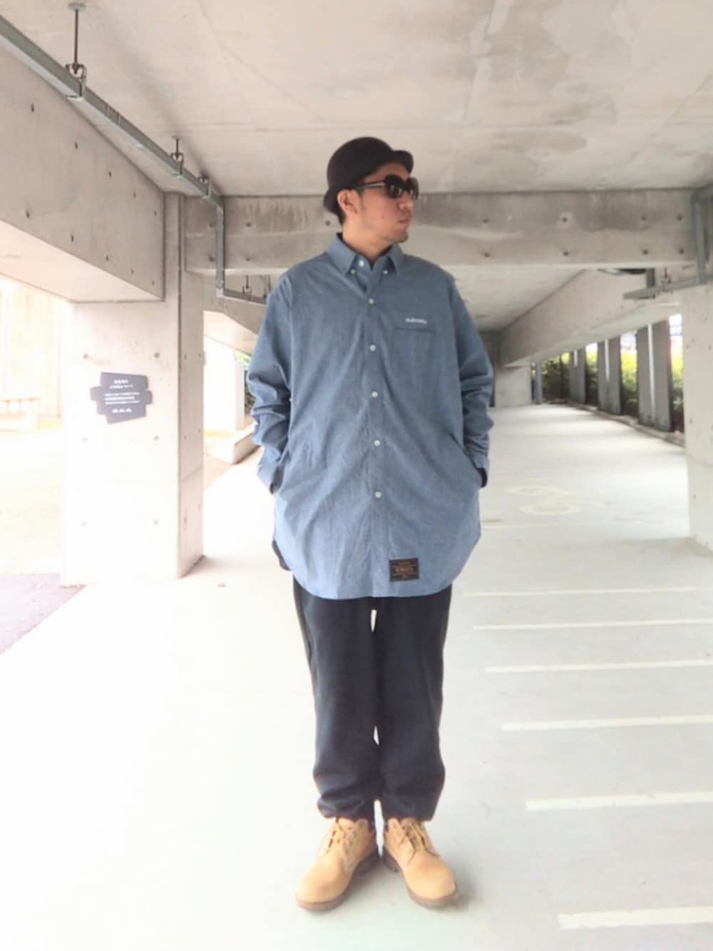 ブルー系のシャツ/ブラウス、ブラック系のスウェットパンツ、イエロー系のブーツを着用したメンズの春コーディネートの2枚目の写真