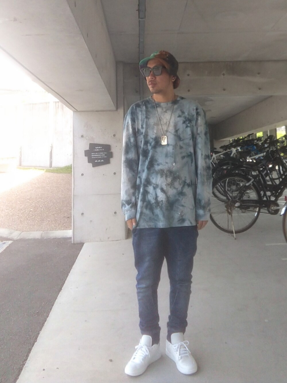 グレー系のTシャツ/カットソー、ブルー系のパンツ、ホワイト系のスニーカーを着用したメンズの春コーディネートの2枚目の写真