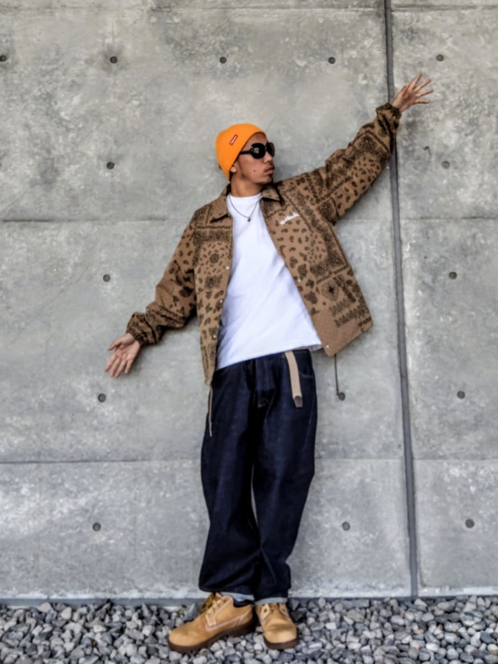 ベージュ系のジャケット/アウター、ホワイト系のTシャツ/カットソー、ブルー系のデニムパンツを着用したメンズの春コーディネートの2枚目の写真