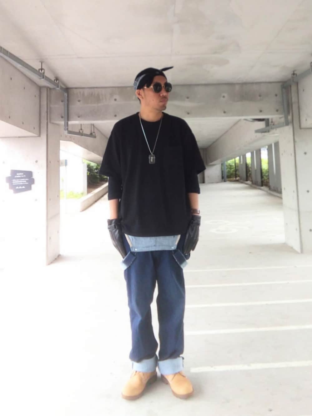 ブラック系のTシャツ/カットソー、ブルー系のサロペット/オーバーオール、イエロー系のブーツを着用したメンズの春コーディネートの2枚目の写真