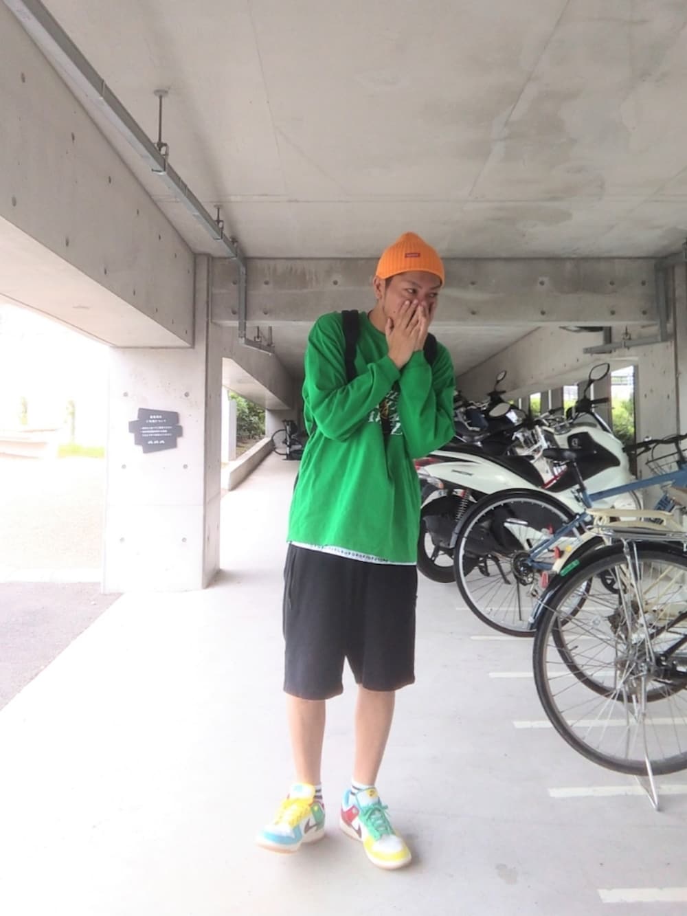 グリーン系のTシャツ/カットソー、ブラック系のバックパック/リュック、ホワイト系のトップスを着用したメンズの秋コーディネートの3枚目の写真