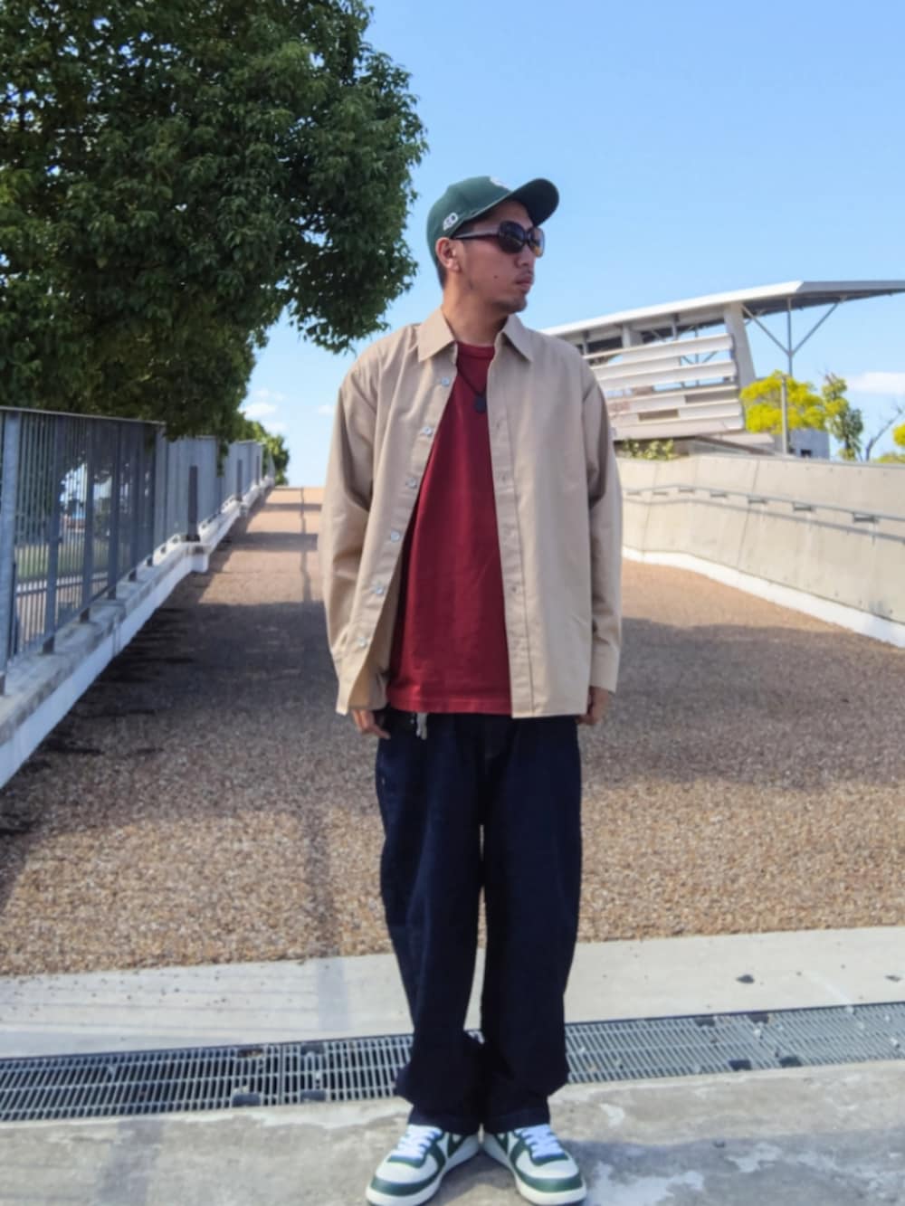 ベージュ系のシャツ/ブラウス、ブラウン系のTシャツ/カットソー、ブルー系のデニムパンツを着用したメンズの秋コーディネートの2枚目の写真