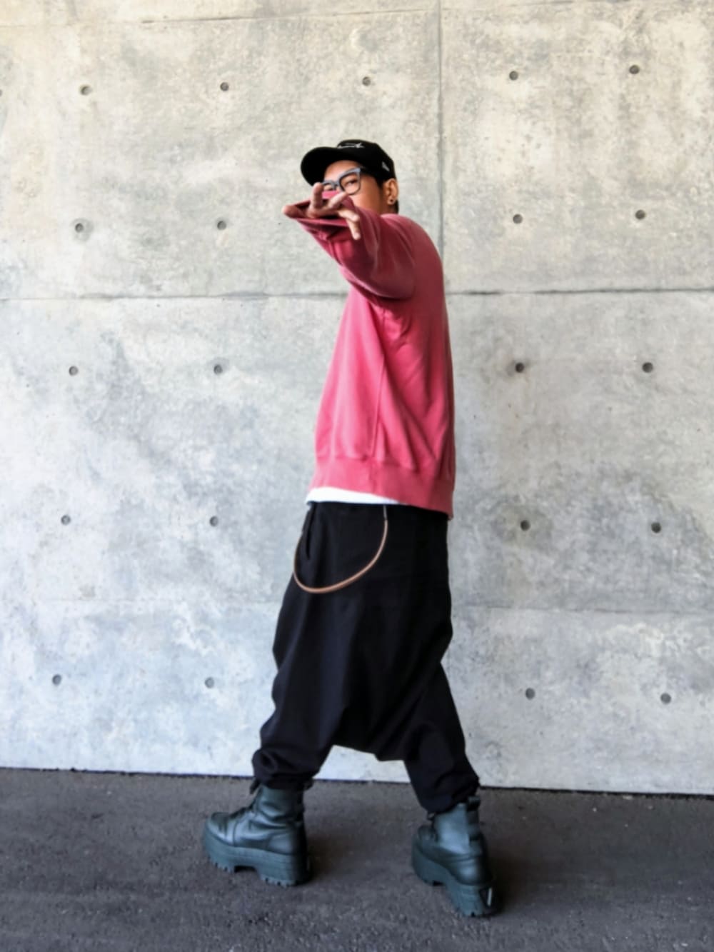 ピンク系のスウェット、ブラック系のその他パンツ、グリーン系のスニーカーを着用したメンズの春コーディネートの3枚目の写真