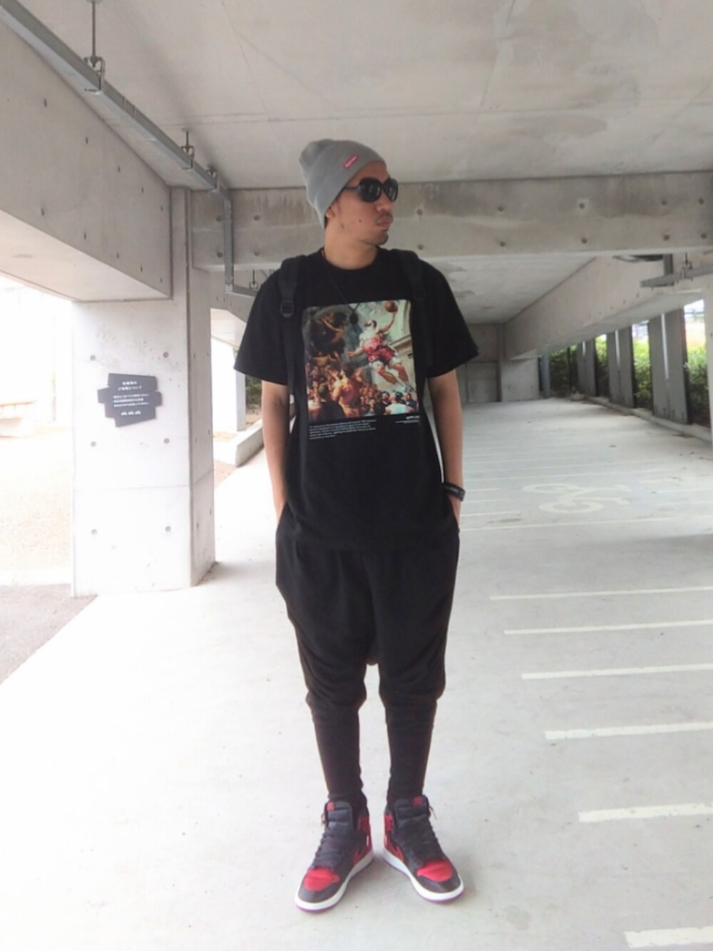 ブラック系のTシャツ/カットソー、ブラック系のバックパック/リュック、ブラック系のその他パンツを着用したメンズの夏コーディネートの2枚目の写真