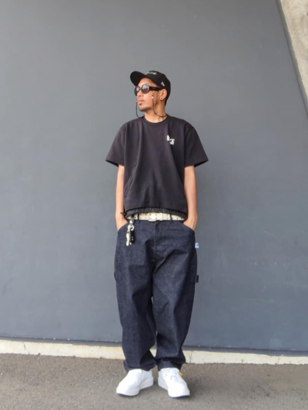 ブラック系のTシャツ/カットソー、ホワイト系のタンクトップ、ブルー系のデニムパンツを着用したメンズの夏コーディネートの2枚目の写真