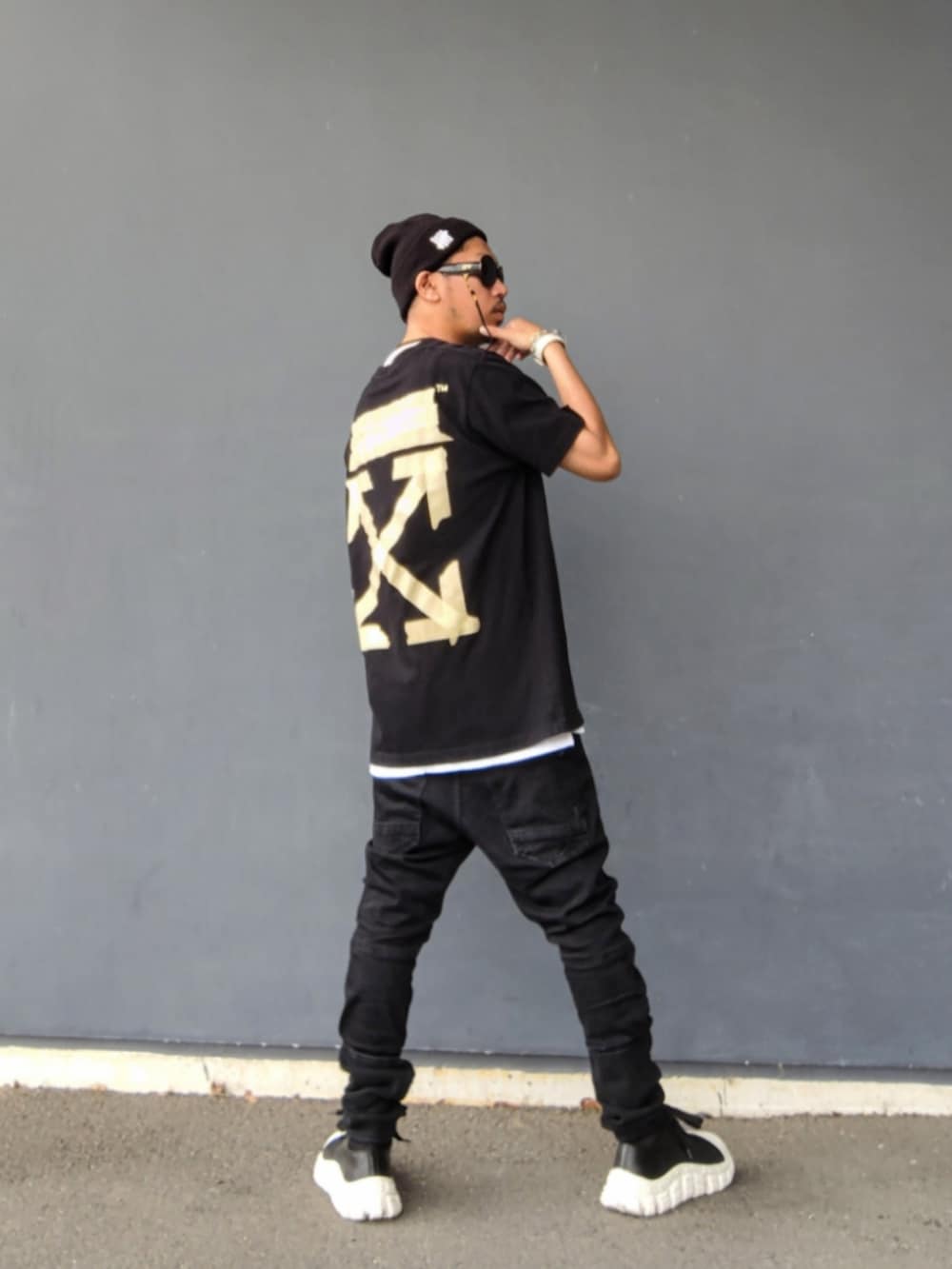 ブラック系のTシャツ/カットソー、ホワイト系のタンクトップ、ブラック系のデニムパンツを着用したメンズの夏コーディネートの2枚目の写真