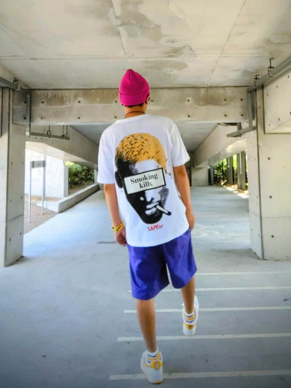 ホワイト系のTシャツ/カットソー、パープル系のその他パンツ、ホワイト系のスニーカーを着用したメンズの夏コーディネートの2枚目の写真