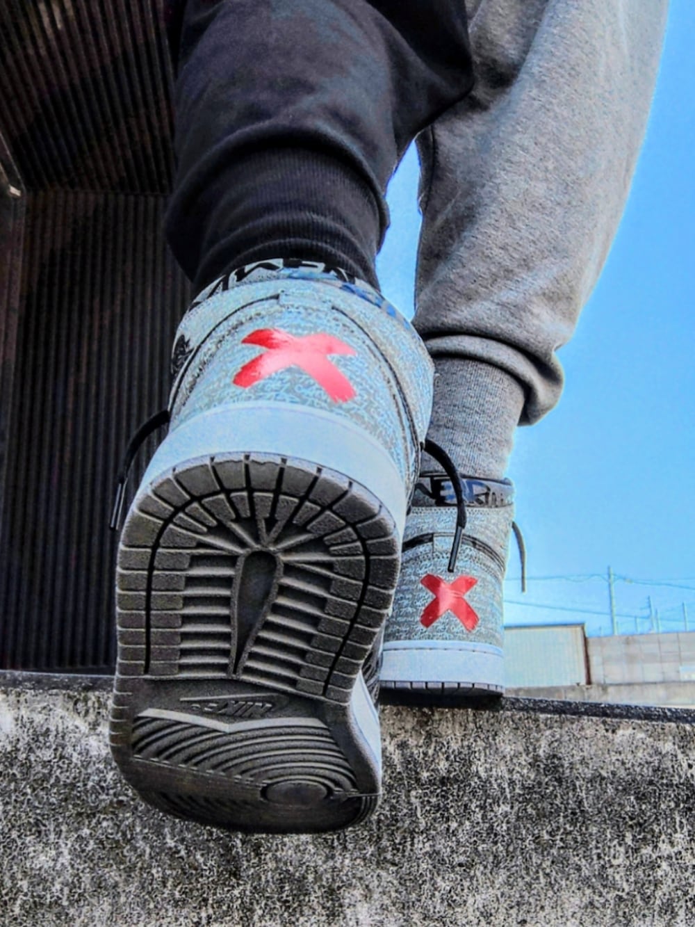 ブラック系のTシャツ/カットソー、その他のスウェットパンツ、グレー系のスニーカーを着用したメンズの夏コーディネートの4枚目の写真