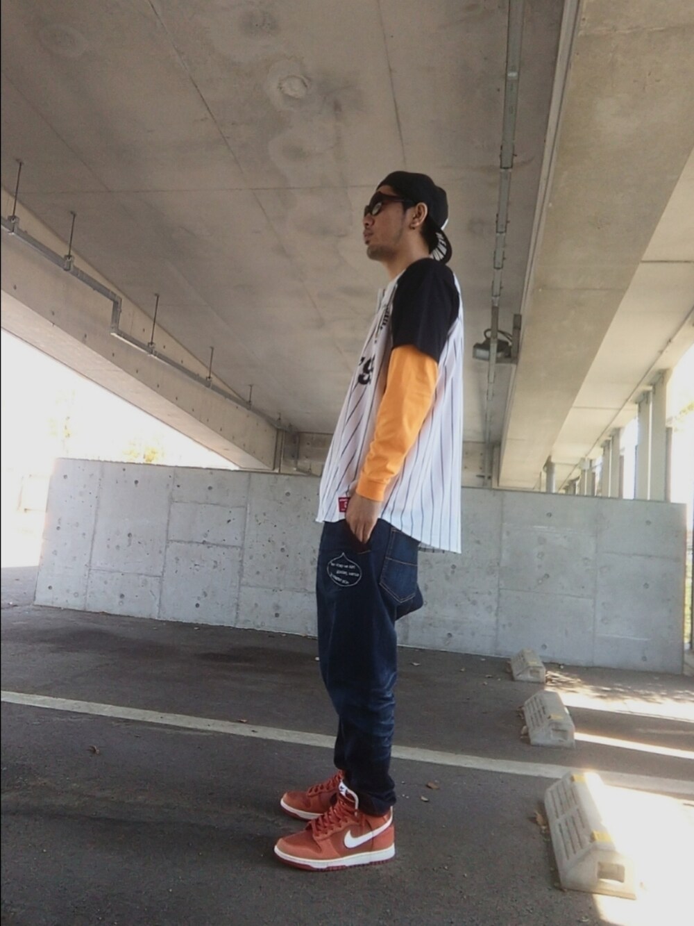 ホワイト系のシャツ/ブラウス、オレンジ系のTシャツ/カットソー、ブルー系のデニムパンツを着用したメンズの春コーディネートの4枚目の写真