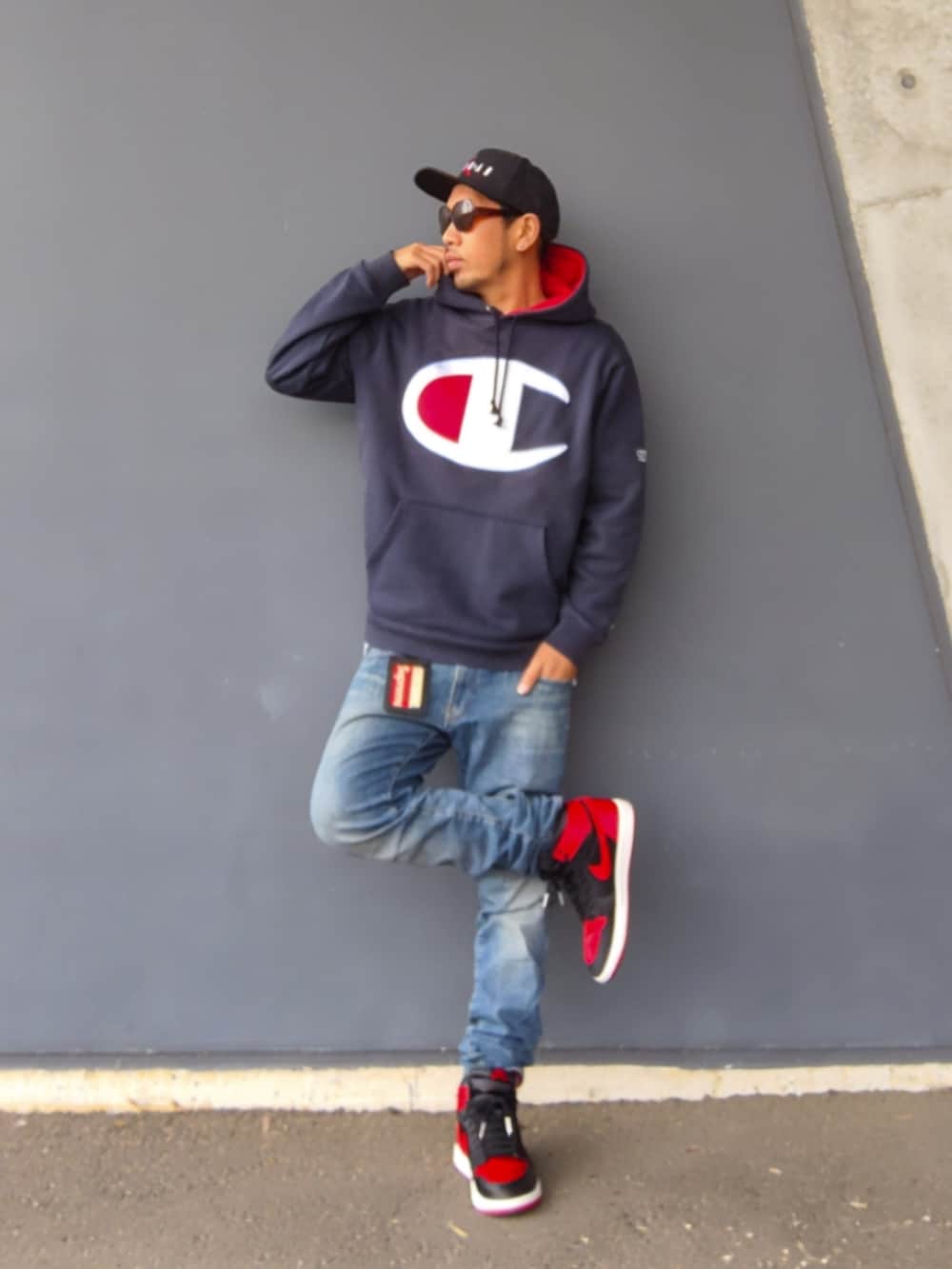 ブルー系のパーカー、ブルー系のデニムパンツ、ブラック系のスニーカーを着用したメンズの冬コーディネートの2枚目の写真