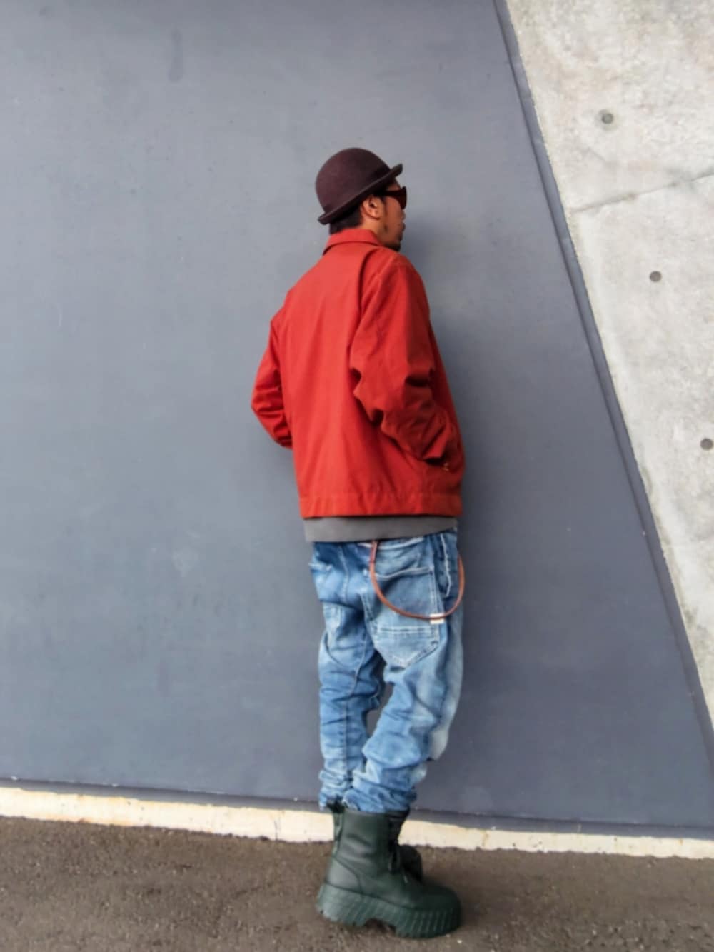 ブラウン系のブルゾン、グレー系のスウェット、グリーン系のスニーカーを着用したメンズの冬コーディネートの2枚目の写真